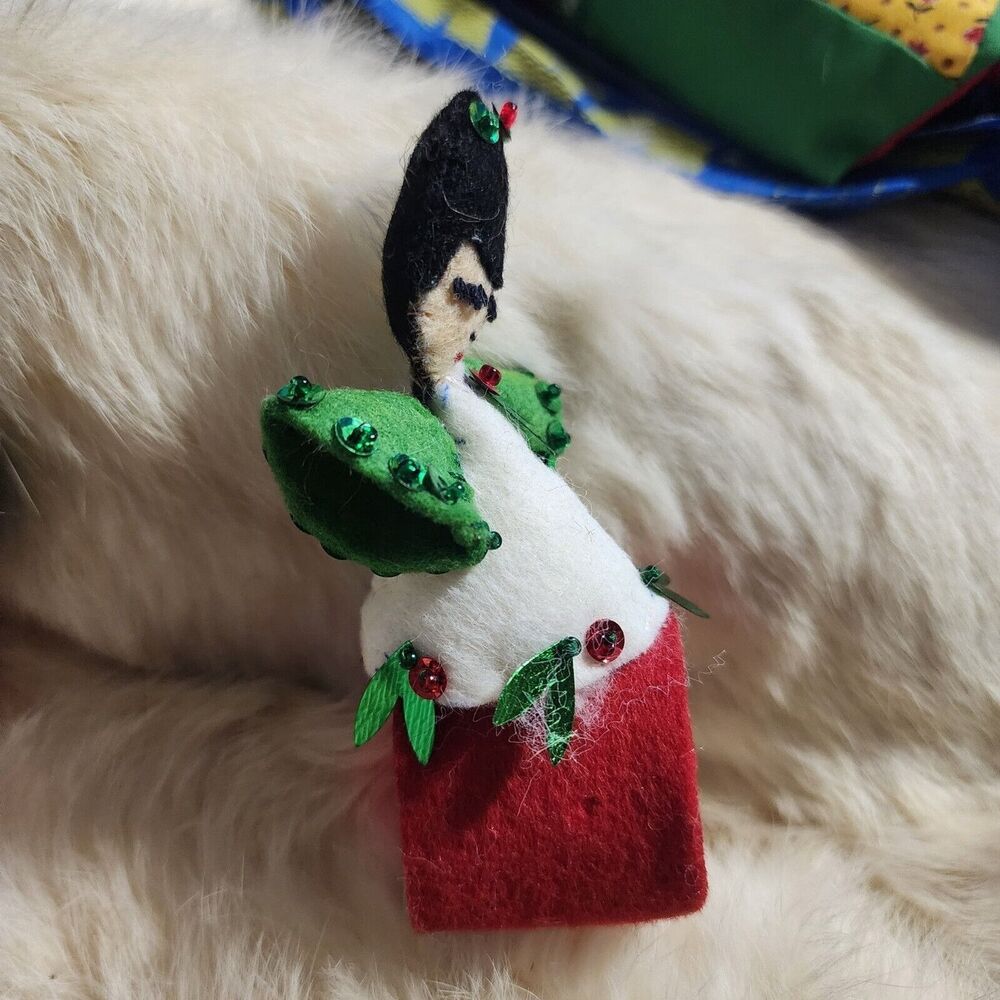 Vintage Bucilla Felt Needlework Jeweled Sequin Bead Napkin Rings